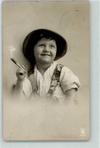 1910 Kind beim Rauchen , Zigarettenspitze Rotophot