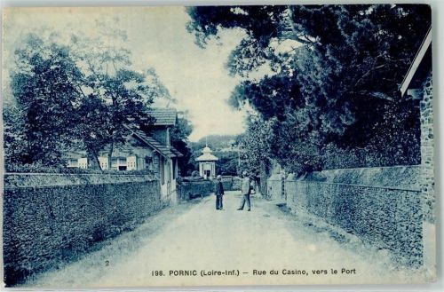 Pornic Rue du Casino vers le Port Mauer Männer