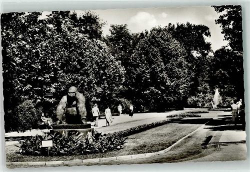Tiergarten Promenade mit lebensgroßen Platik des Gorillas Bobby