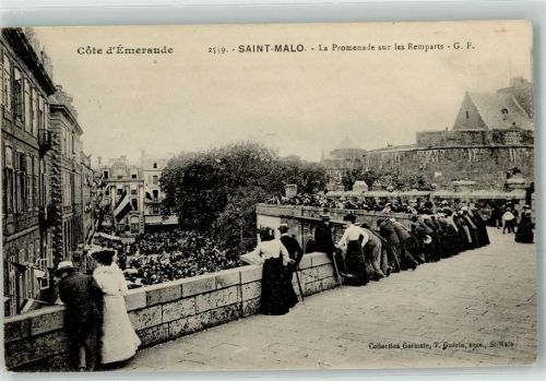 Saint-Malo La Promenade sur les Remparts Frau Mann Hut Stock Fahne