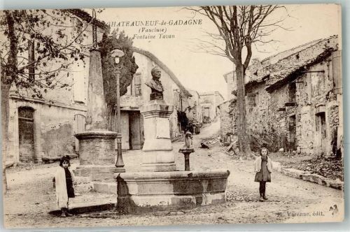 Chateauneuf-de-Gadagne Fontaine Tavan Büste Kinder Mädchen
