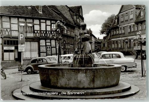 Helmstedt Heinrichsplatz m Brunnen Die Spinnerin