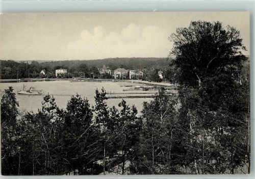 Zippendorf am Schweriner Innensee mit Fahrgastschiff