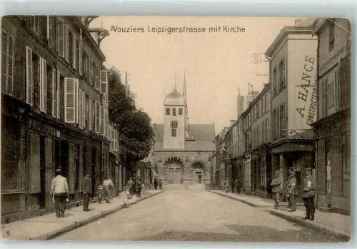 Vouziers Leipziger Straße mit Kirche Uniform
