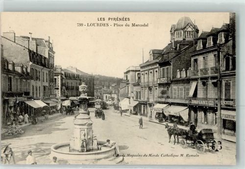 Lourdes Place du Marcadal Kutsche Brunnen Geschäfte Bazar Tram