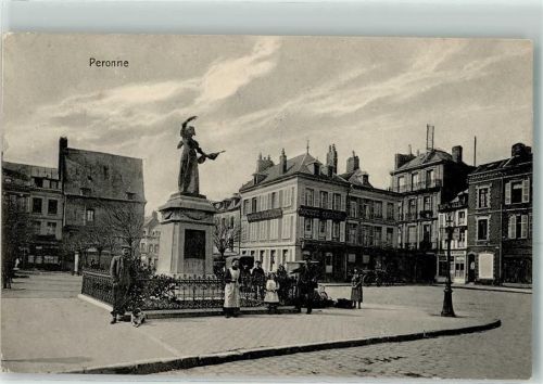 Peronne Denkmal Platz Kinder Mann Hund Uniform Laterne Societe General