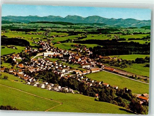 Heimenkirch Fliegeraufnahme des Ortes mit Kirche St. Margaretha