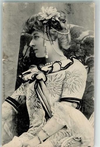 1901 Junge Frau im Sessel mit festlichem Kleid reichlich Perlenschmuck und hochgesteckten Haaren