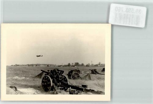 Abgeprotztes Feldgeschütz vor einfliegender Ju 52 FOTO KEINE AK