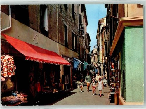 Alassio Straße des XX. September Handlung