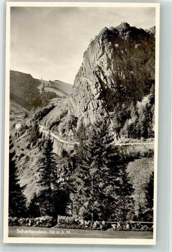 Münstertal Die Felsformation Scharfenstein mit Landstraße