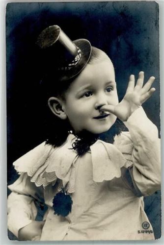 1908 Fotoportrait eines als Clown verkleideten kleinen Jungen