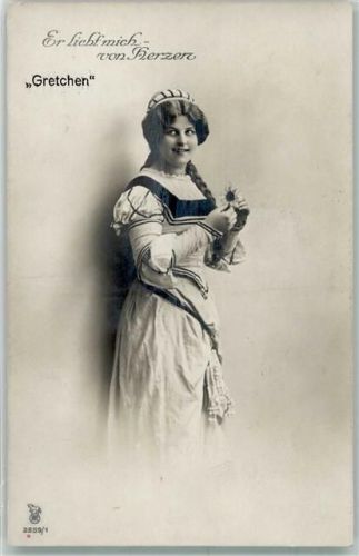 1910 Junge Frau in einem klassischen Gewand zupft Blütenblätter Er liebt mich - von Herzen Rotophot 2559/1