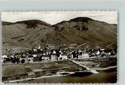 Ediger mit Pfarrkirche St. Martin