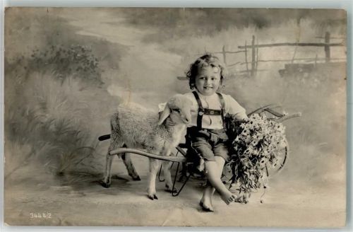 1908 Kleines Kind in Lederhose mit einem Lamm und Bumen an seiner Seite