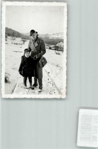 Erbach 1940 Mutter und Kind auf verschneitem Weg im Winter
