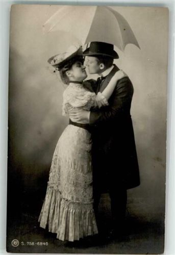 1906 Nr. 758-6840 Mann und Frau gemeinsam unter dem Regenschirm Küsse