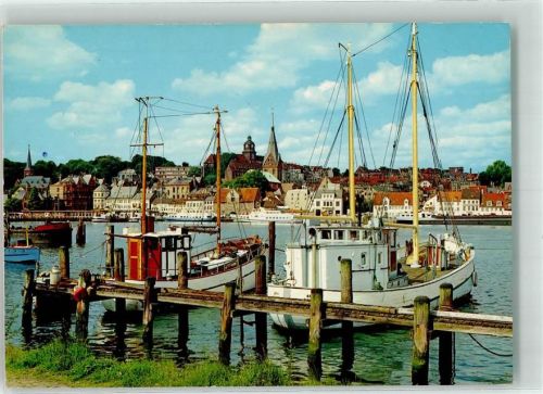 Flensburg Fischkutter im Hafen vor der St. Marienkirche und dem alten Gymnasium Andres & Co.