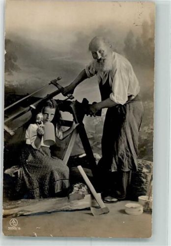 1917 Tischler + Kind Bierkrug Säge Axt Studiokulisse