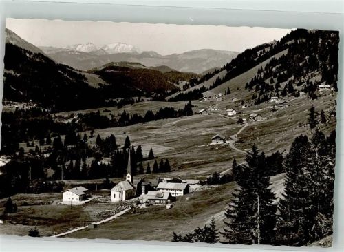 Balderschwang mit Kirche St. Anton und der Säntisgruppe