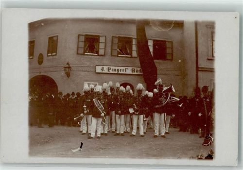 KuK Militärkapelle in prachtvollen Uniformen mit Federtschakos