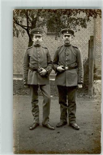 1919 Zwei Soldaten mit Schirmmützen in der ersten Uniform der Reichswehr
