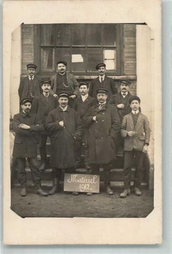 Liege 1912 Männer mit Schirmmützen hinter einer Tafel mit der Aufschrift Matériel Ort lt. Recherche
