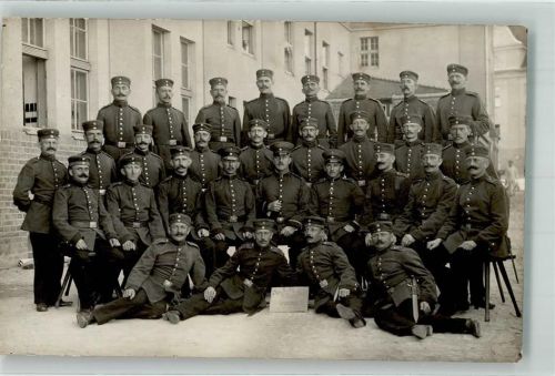 Landser in Uniform des Landwehr-Infanterie-Regimentes 101 auf dem Kasernenhof WK I