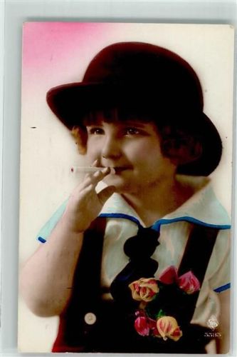 1928 Kleines Kind mit Hut zieht an einer Zigarette