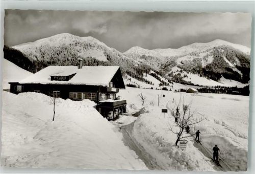 Balderschwang Berggasthaus Hubertus mit Bleicher Horn Hällritzer Eck Dreifahnenkopf Grauer Stein und Riedberger Horn