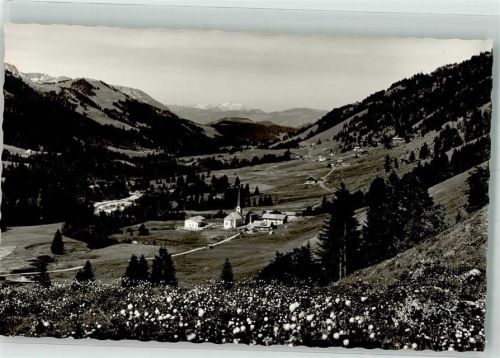 Balderschwang mit Kirche St. Anton und der Säntisgruppe