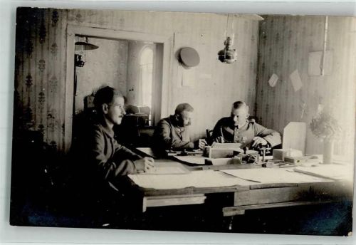 Soldaten in einer Schreibstube WK I
