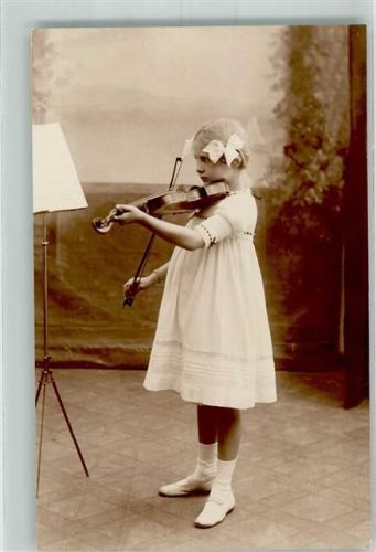 Mädchen spielt auf der Geige