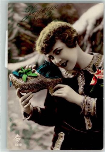 1928 Fotokunst Frau mit einem Holzschuh in der Hand handkoloriert