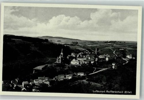 Reifferscheid mit Kirche St. Matthias und Burg Reifferscheid