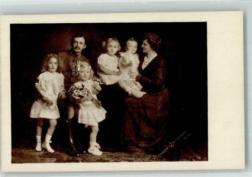 und Erzherzogin Adelheid mit Kindern