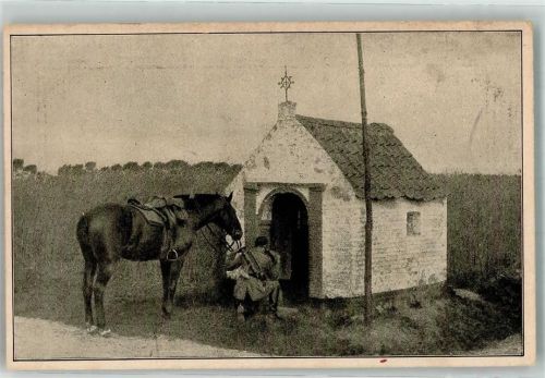 Abgesessener Landser betet mit dem Pferd am Zügel vor der Marienkapelle