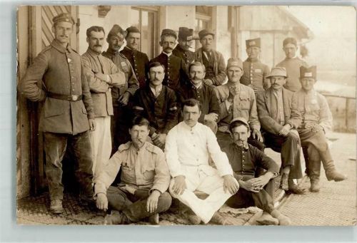 Landser mit Gefangenen in diversen Uniformen WK I