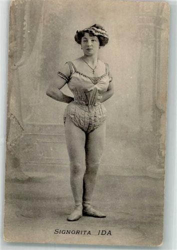 Signorita Ida im kurzen Turndress im Fotostudio