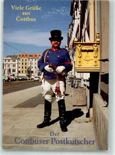 Cottbus Der Postkutscher in historischer Uniform neben einem Briefkasten