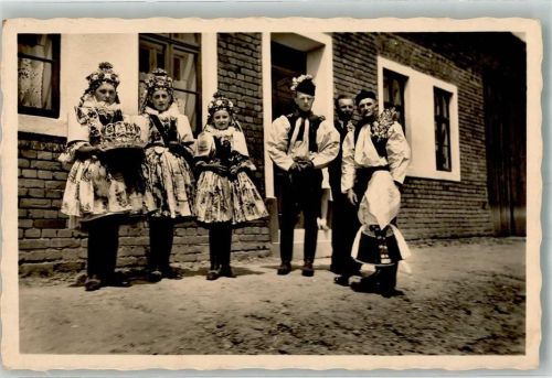 Kunovice 1939 Junge Frauen und Männer in Mährischer Hochzeitstracht Fotograf Svec