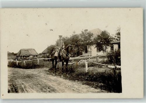1917 Landser in Uniform zu Pferde auf einer Dorfstraße im Osten