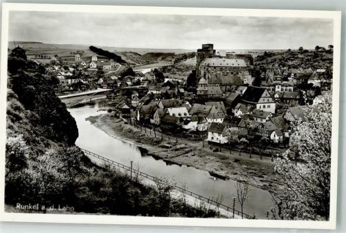 Runkel mit Burgruine Runkel über den Dächern der Altstadt