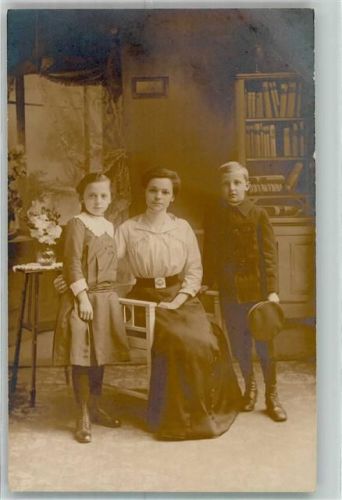 Rodewisch Frau Kinder Stuhl Blumen Bücherschrank Ort lt. Fotograf