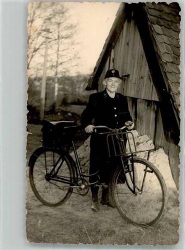 Frau mit dem Fahrrad Mütze der Post Beruf