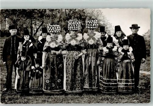 Frauen und Kinder in Festtracht Verlag Lukow