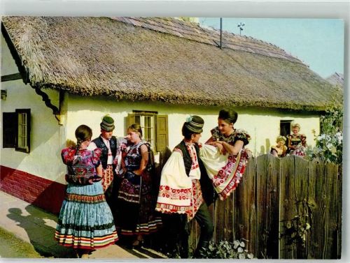 Frauen in der Volkstracht aus Mezökövesd Fotograf Bogar Lajos