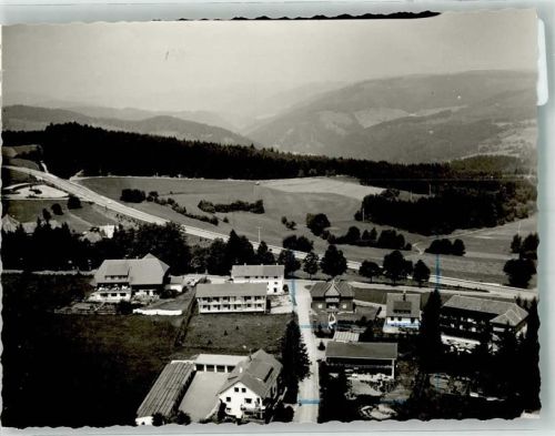 Höchenschwand Fliegeraufnahme des Ortes Foto Original aus Archiv eines Ansichtskartenverlags Ort handschriftlich Farbstriche im Bild