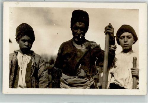 Ein slawischer Vater mit seinen beiden Jungs Östlicher Kriegsschauplatz Privatfoto AK