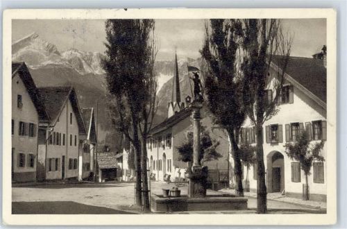 Partenkirchen Ortsansicht, Floriansplatz mit Blick auf Alpspitze und Zugspitze